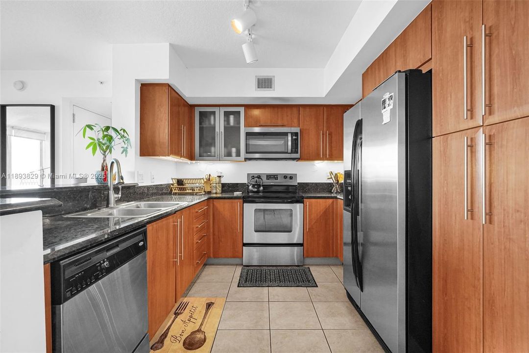 Active With Contract: $484,999 (2 beds, 2 baths, 1180 Square Feet)