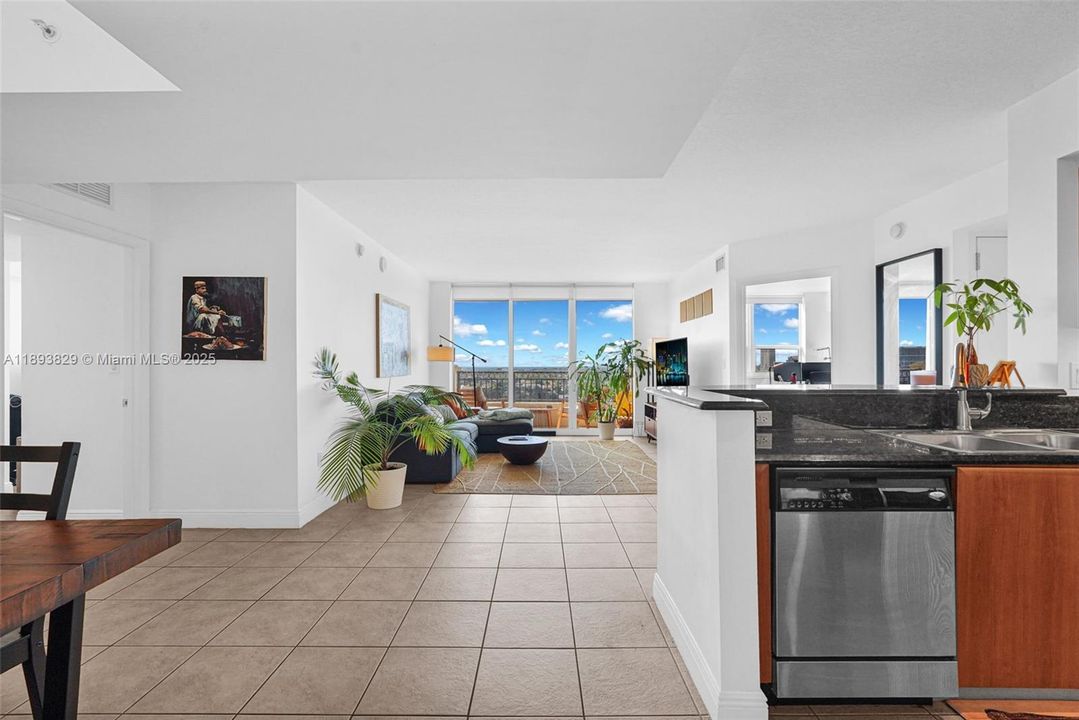 Active With Contract: $484,999 (2 beds, 2 baths, 1180 Square Feet)