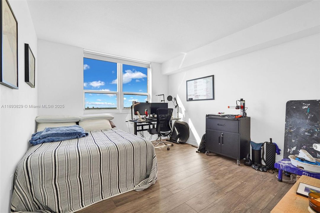 Active With Contract: $484,999 (2 beds, 2 baths, 1180 Square Feet)