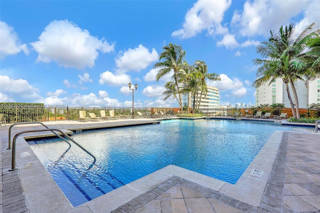 Active With Contract: $484,999 (2 beds, 2 baths, 1180 Square Feet)