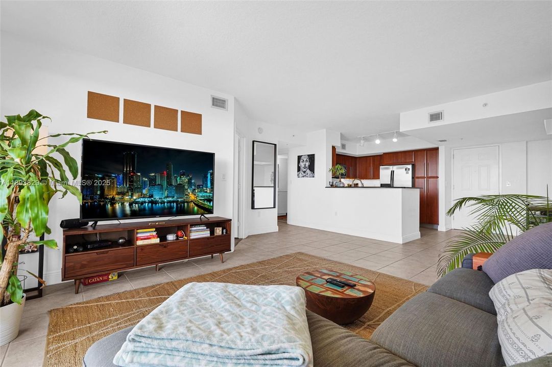 Active With Contract: $484,999 (2 beds, 2 baths, 1180 Square Feet)