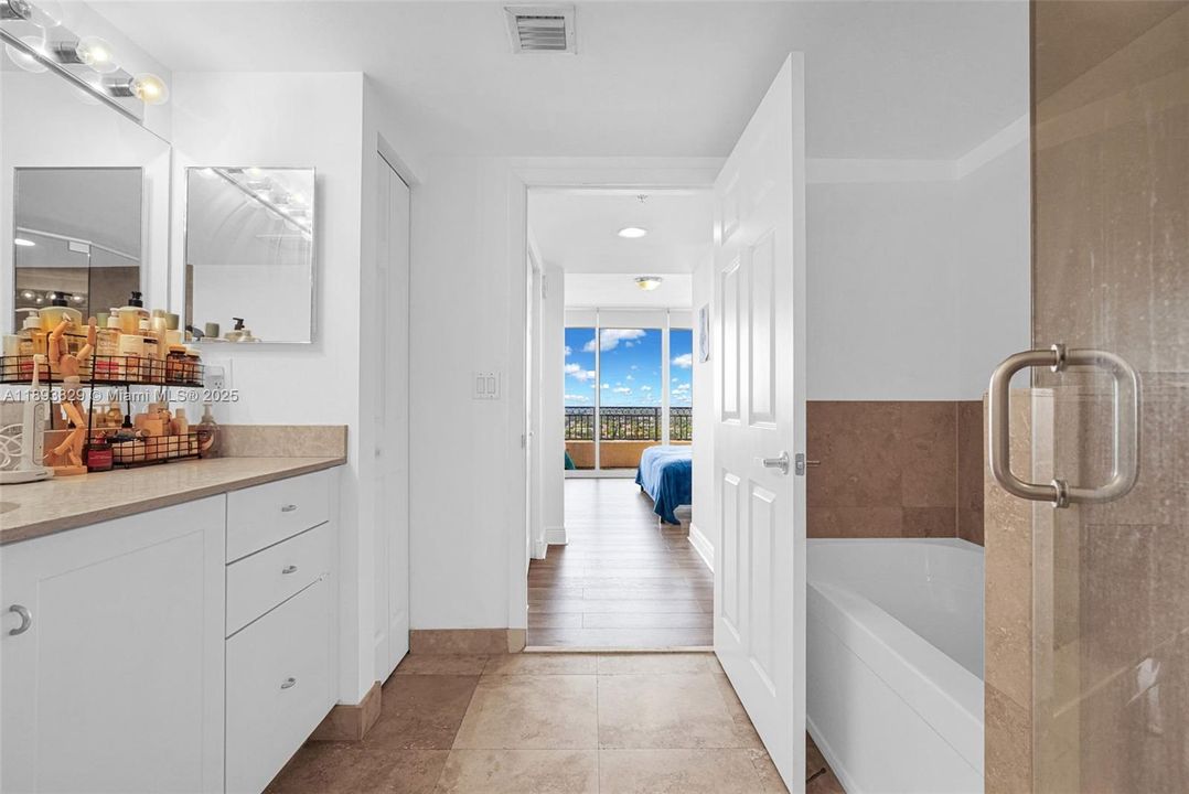 Active With Contract: $484,999 (2 beds, 2 baths, 1180 Square Feet)