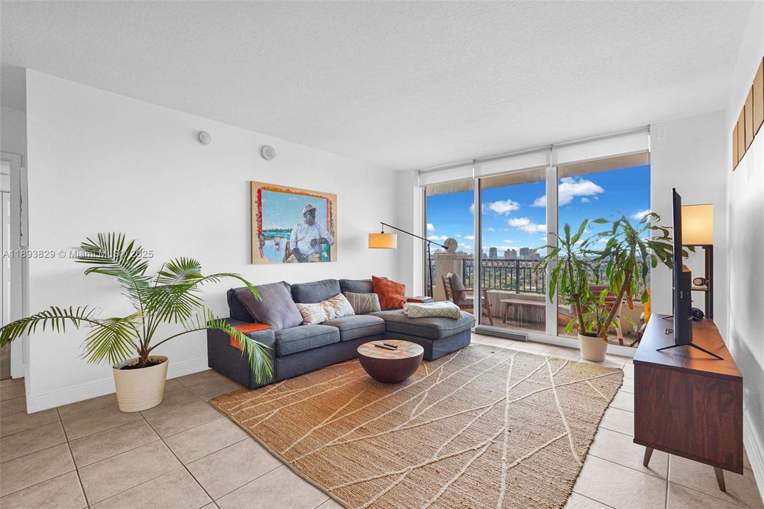 Active With Contract: $484,999 (2 beds, 2 baths, 1180 Square Feet)