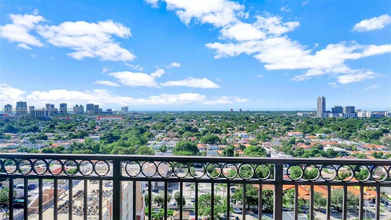 Active With Contract: $484,999 (2 beds, 2 baths, 1180 Square Feet)