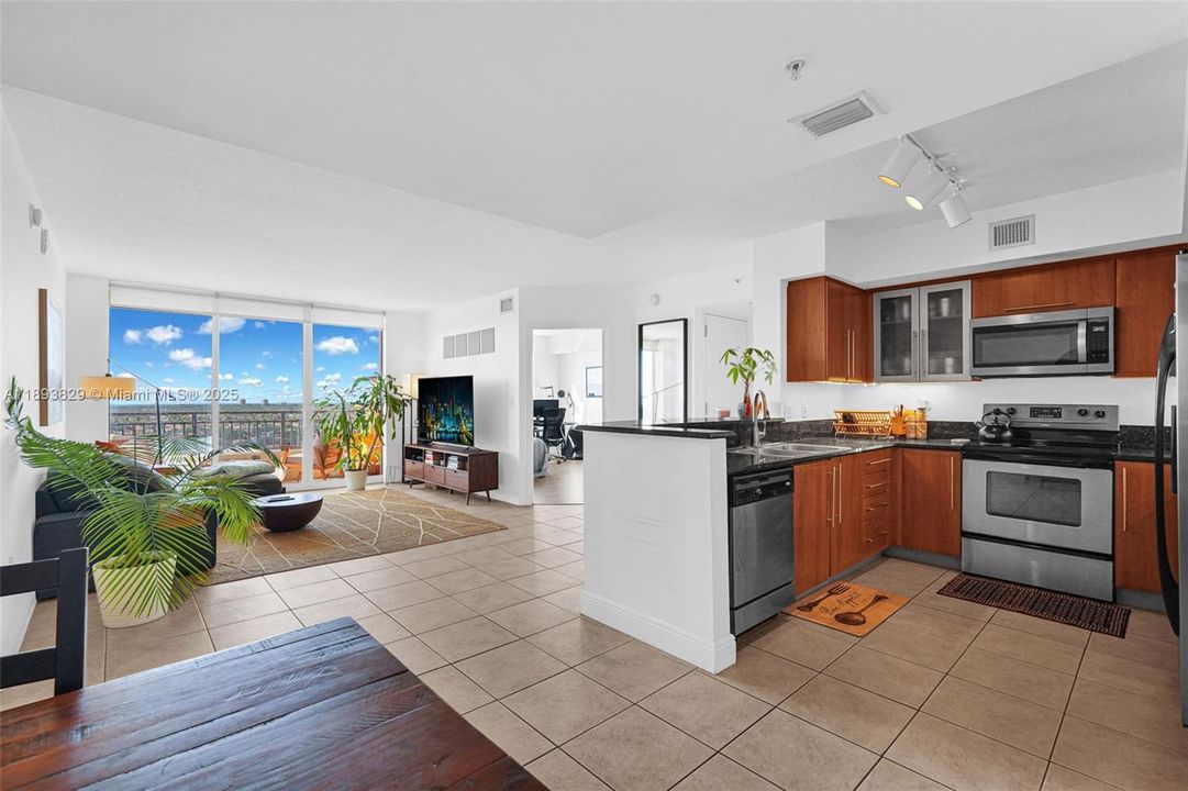 Active With Contract: $484,999 (2 beds, 2 baths, 1180 Square Feet)