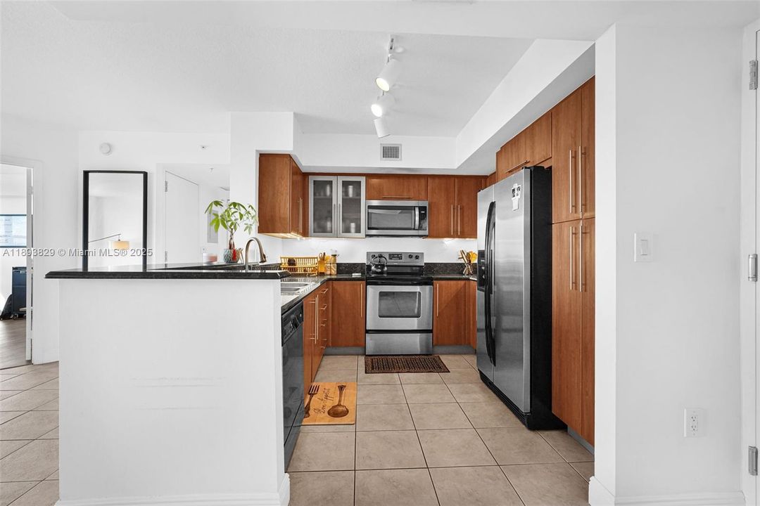 Active With Contract: $484,999 (2 beds, 2 baths, 1180 Square Feet)