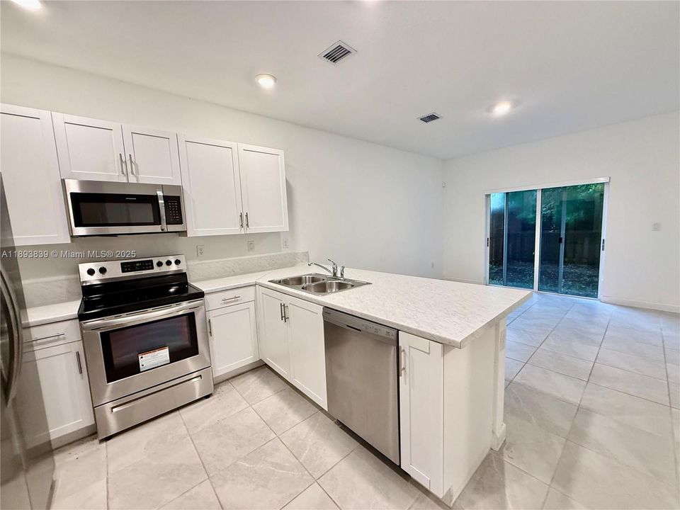 出租: $2,600 (3 贝兹, 2 浴室, 1695 平方英尺)