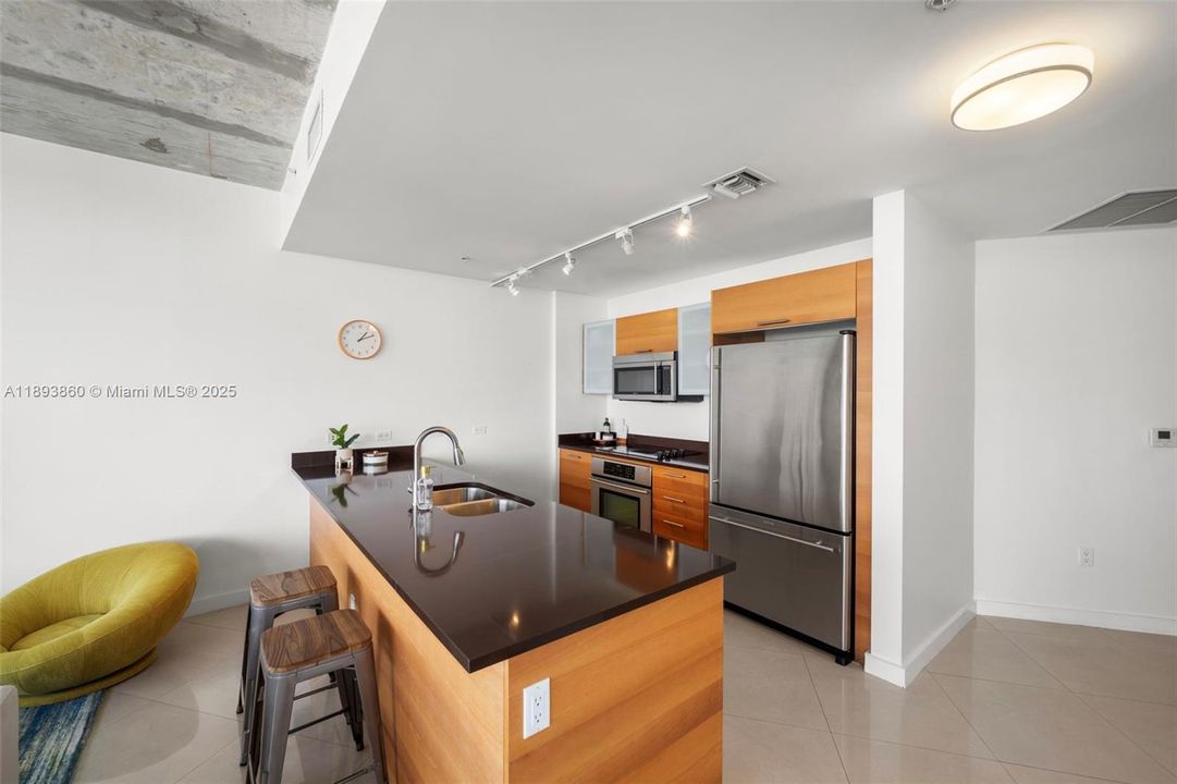 For Sale: $655,000 (2 beds, 2 baths, 1181 Square Feet)