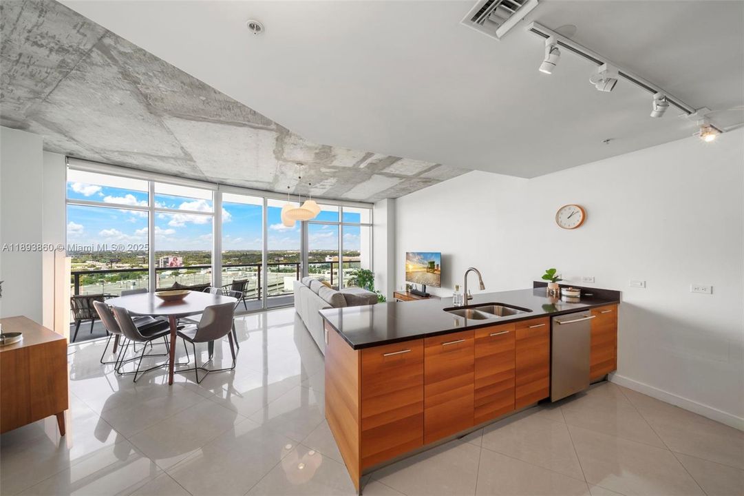 For Sale: $655,000 (2 beds, 2 baths, 1181 Square Feet)