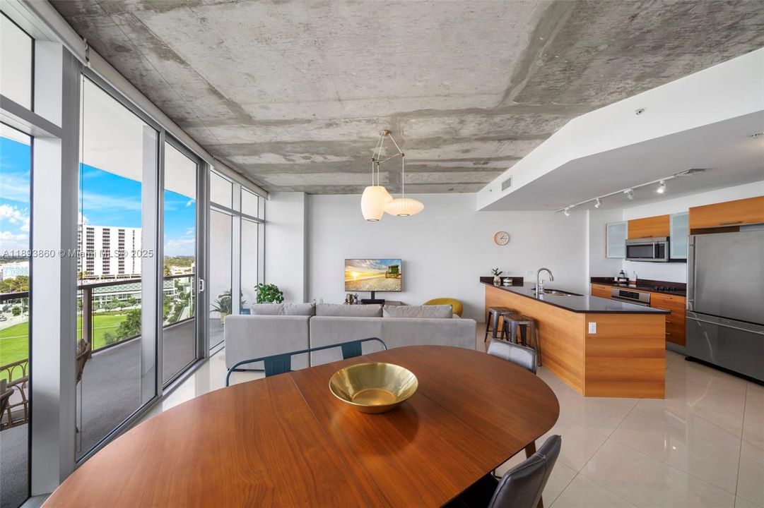 For Sale: $655,000 (2 beds, 2 baths, 1181 Square Feet)