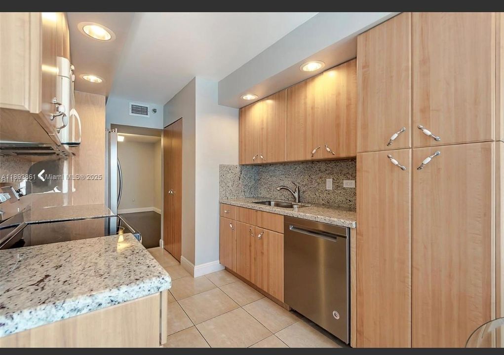 Active With Contract: $475,000 (1 beds, 1 baths, 1190 Square Feet)