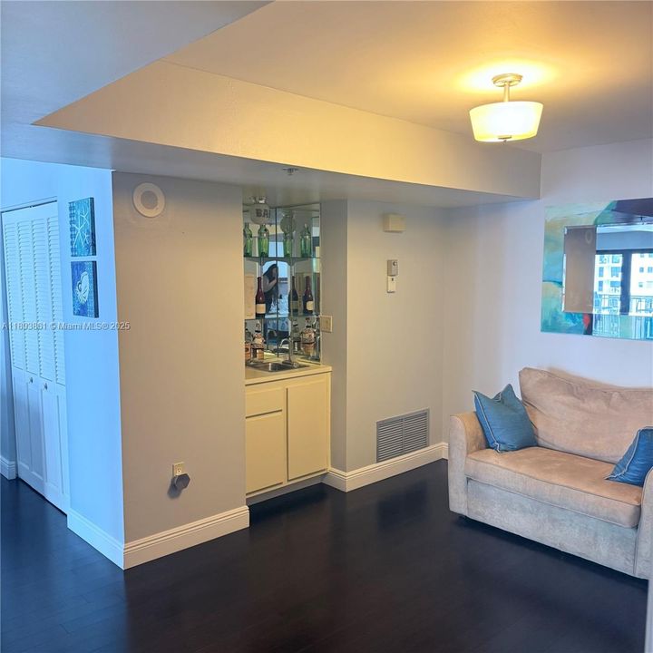 Active With Contract: $475,000 (1 beds, 1 baths, 1190 Square Feet)