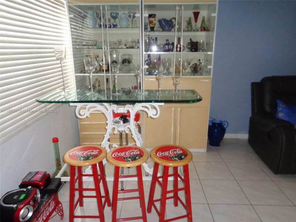 待售: $165,000 (1 贝兹, 1 浴室, 600 平方英尺)