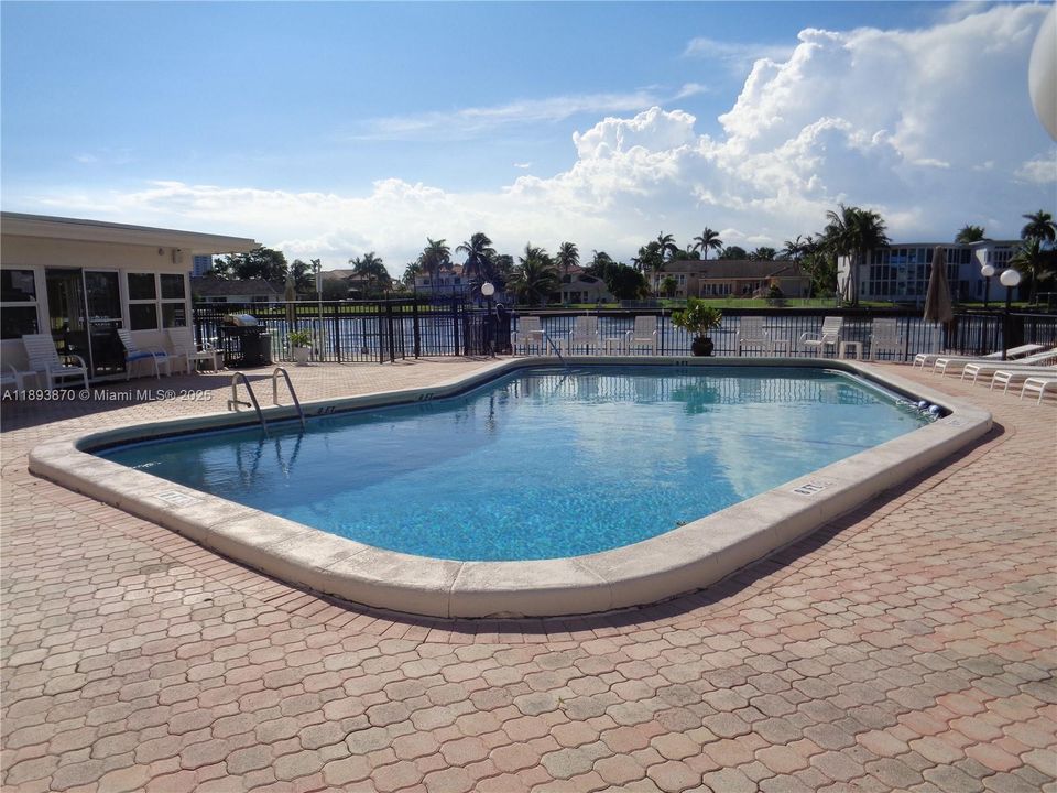 待售: $165,000 (1 贝兹, 1 浴室, 600 平方英尺)