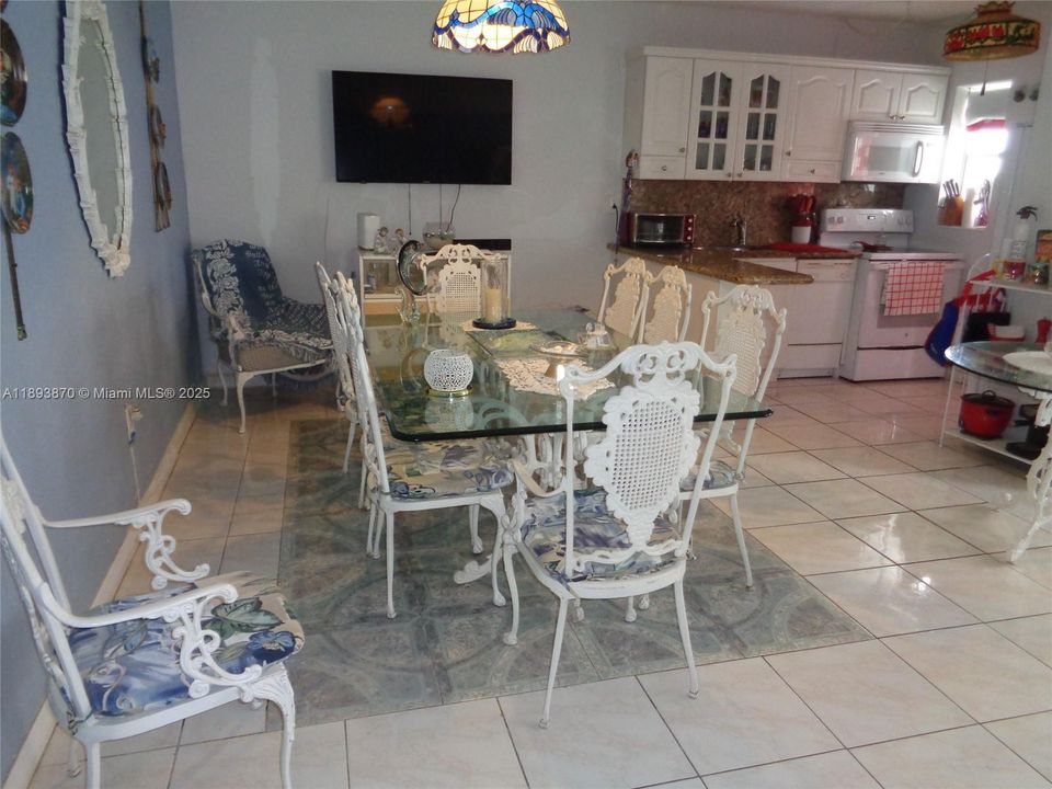 待售: $165,000 (1 贝兹, 1 浴室, 600 平方英尺)