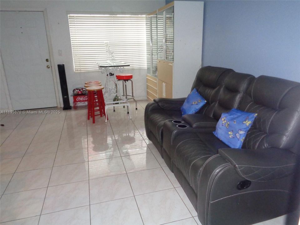 待售: $165,000 (1 贝兹, 1 浴室, 600 平方英尺)