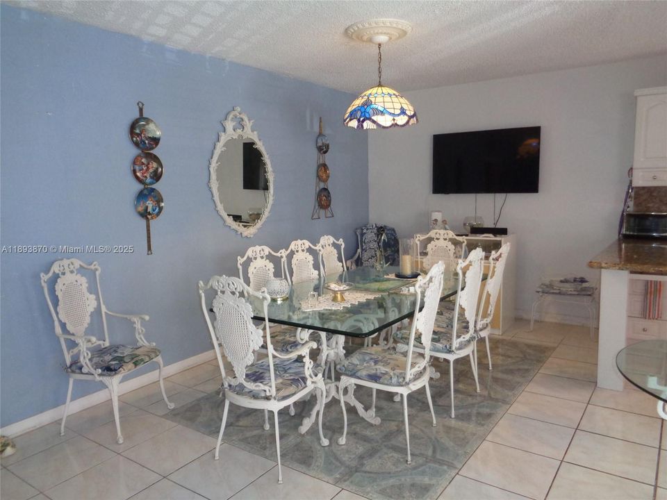 待售: $165,000 (1 贝兹, 1 浴室, 600 平方英尺)