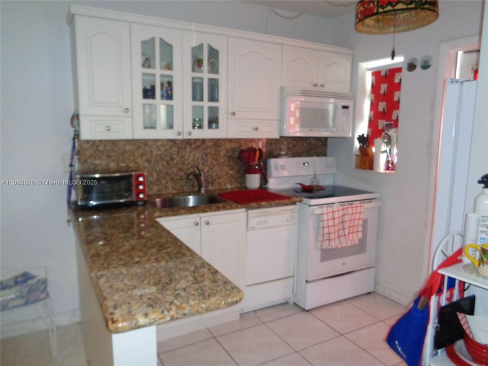 待售: $165,000 (1 贝兹, 1 浴室, 600 平方英尺)