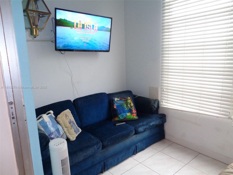 待售: $165,000 (1 贝兹, 1 浴室, 600 平方英尺)