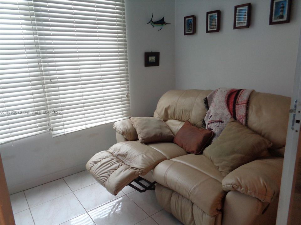 待售: $165,000 (1 贝兹, 1 浴室, 600 平方英尺)