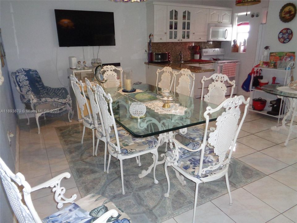 待售: $165,000 (1 贝兹, 1 浴室, 600 平方英尺)