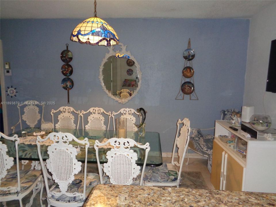 待售: $165,000 (1 贝兹, 1 浴室, 600 平方英尺)