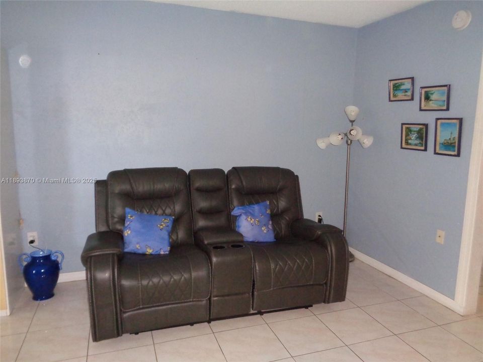 待售: $165,000 (1 贝兹, 1 浴室, 600 平方英尺)