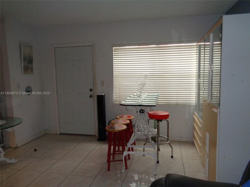 待售: $165,000 (1 贝兹, 1 浴室, 600 平方英尺)