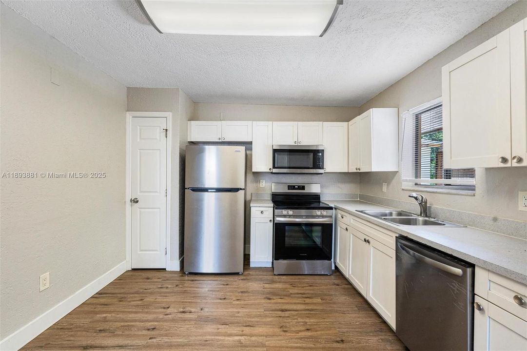 Недавно продано: $372,000 (3 спален, 2 ванн, 1106 Квадратных фут)