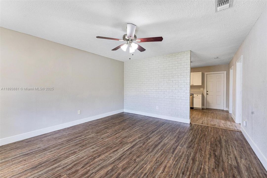 Недавно продано: $372,000 (3 спален, 2 ванн, 1106 Квадратных фут)