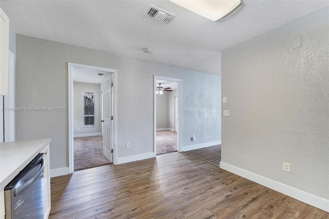 Недавно продано: $372,000 (3 спален, 2 ванн, 1106 Квадратных фут)