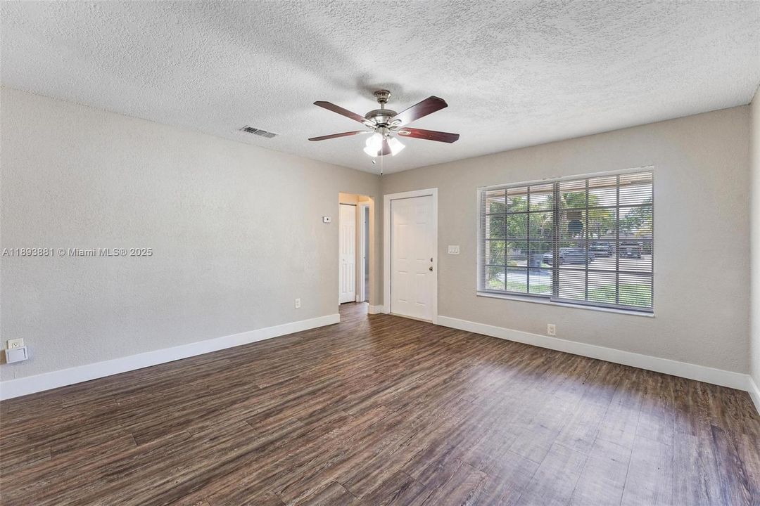 Недавно продано: $372,000 (3 спален, 2 ванн, 1106 Квадратных фут)