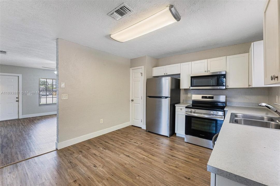 Недавно продано: $372,000 (3 спален, 2 ванн, 1106 Квадратных фут)