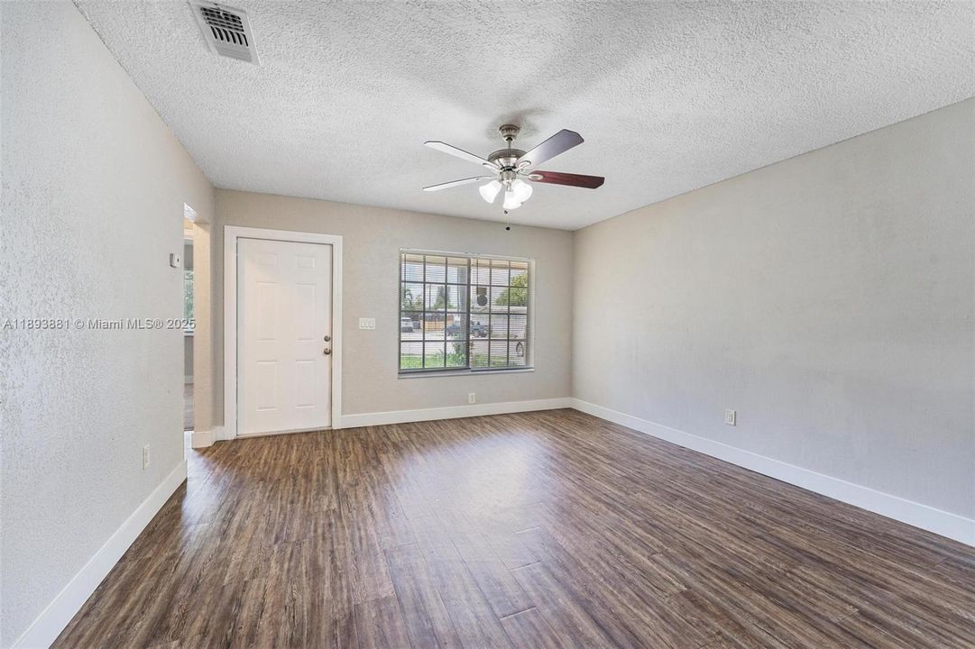 Недавно продано: $372,000 (3 спален, 2 ванн, 1106 Квадратных фут)