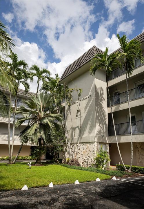 Active With Contract: $480,000 (2 beds, 1 baths, 843 Square Feet)