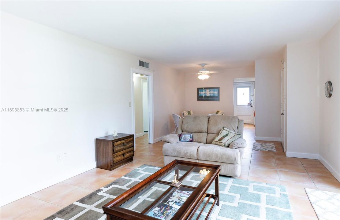 Active With Contract: $480,000 (2 beds, 1 baths, 843 Square Feet)