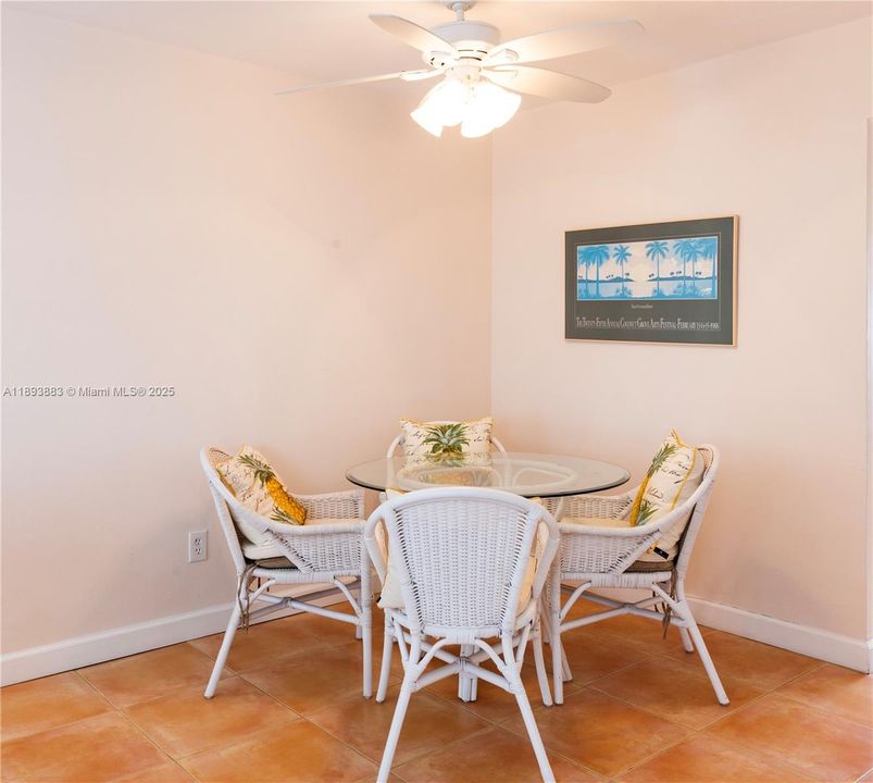 Active With Contract: $480,000 (2 beds, 1 baths, 843 Square Feet)