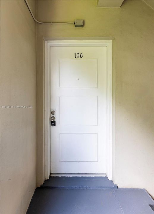 Active With Contract: $480,000 (2 beds, 1 baths, 843 Square Feet)