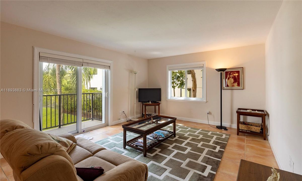 Active With Contract: $480,000 (2 beds, 1 baths, 843 Square Feet)
