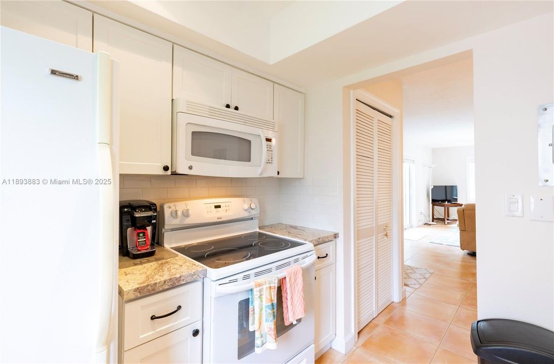 Active With Contract: $480,000 (2 beds, 1 baths, 843 Square Feet)