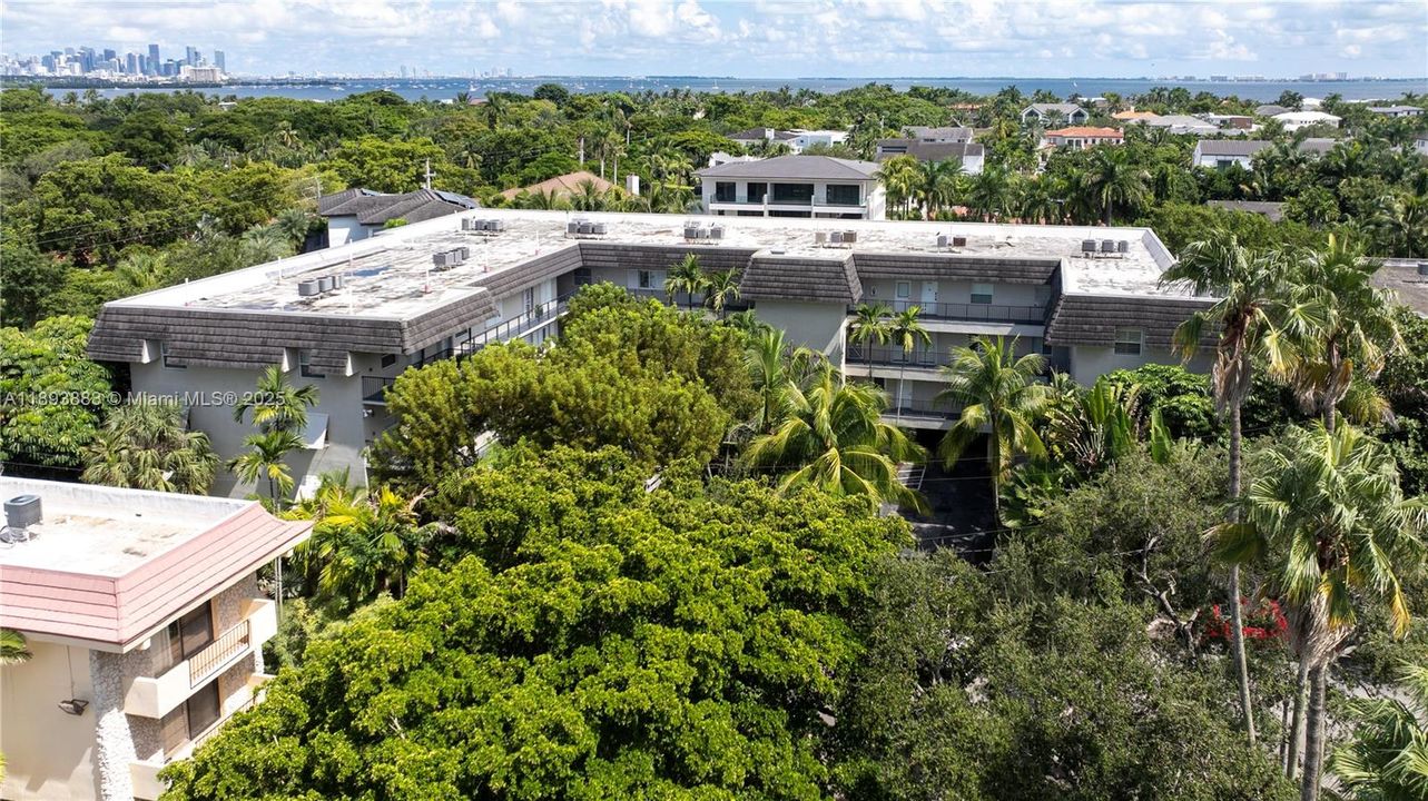 Active With Contract: $480,000 (2 beds, 1 baths, 843 Square Feet)