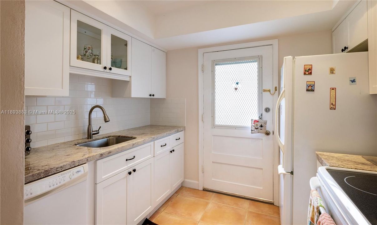 Active With Contract: $480,000 (2 beds, 1 baths, 843 Square Feet)