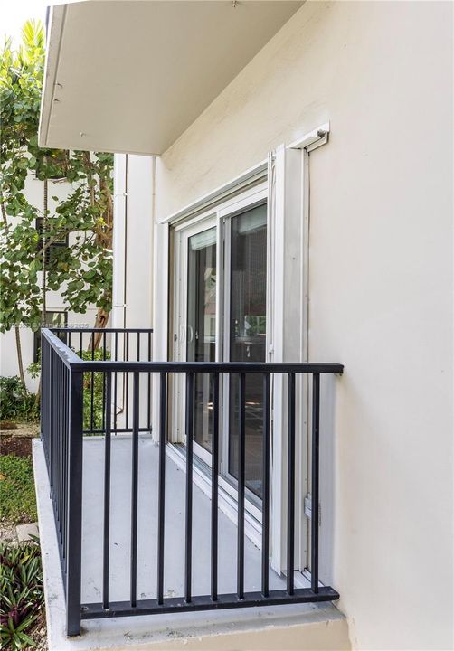 Active With Contract: $480,000 (2 beds, 1 baths, 843 Square Feet)