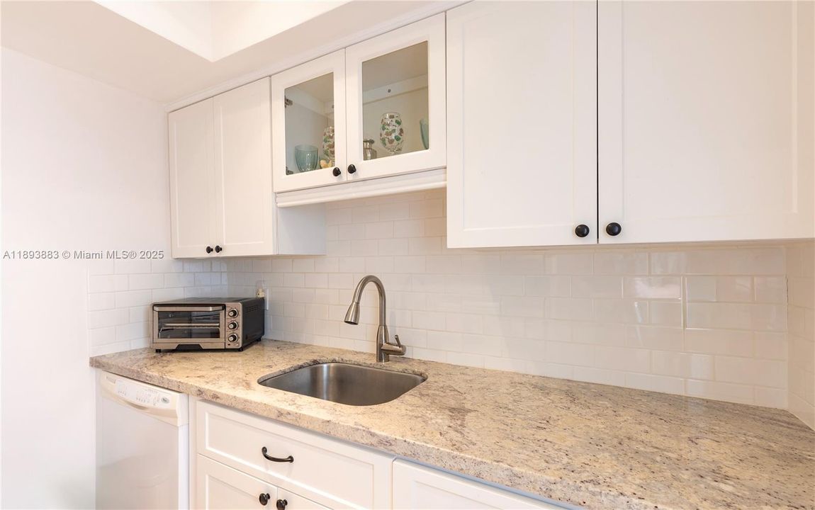 Active With Contract: $480,000 (2 beds, 1 baths, 843 Square Feet)