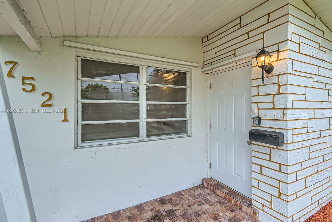 Active With Contract: $456,000 (3 beds, 2 baths, 1180 Square Feet)