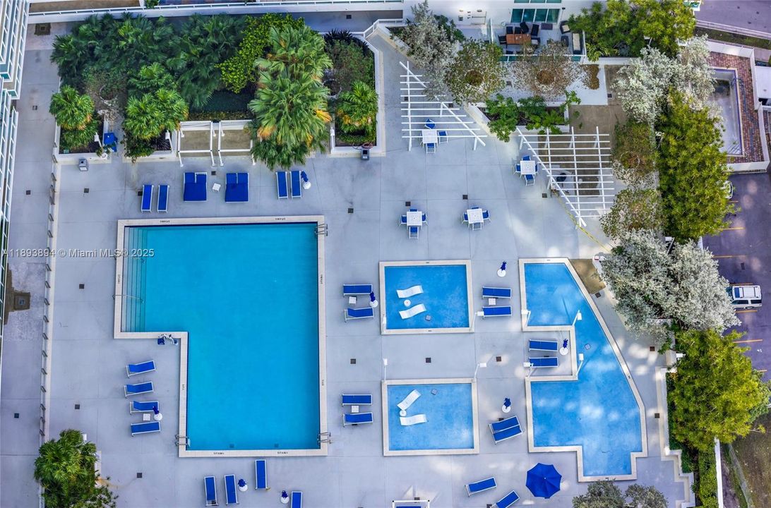 合同活跃: $3,050 (1 贝兹, 1 浴室, 838 平方英尺)