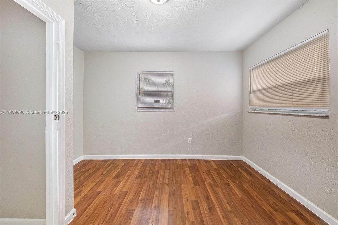 Недавно продано: $379,000 (3 спален, 2 ванн, 1000 Квадратных фут)