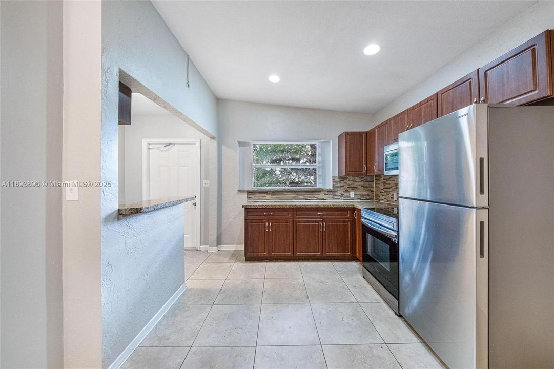 Недавно продано: $379,000 (3 спален, 2 ванн, 1000 Квадратных фут)