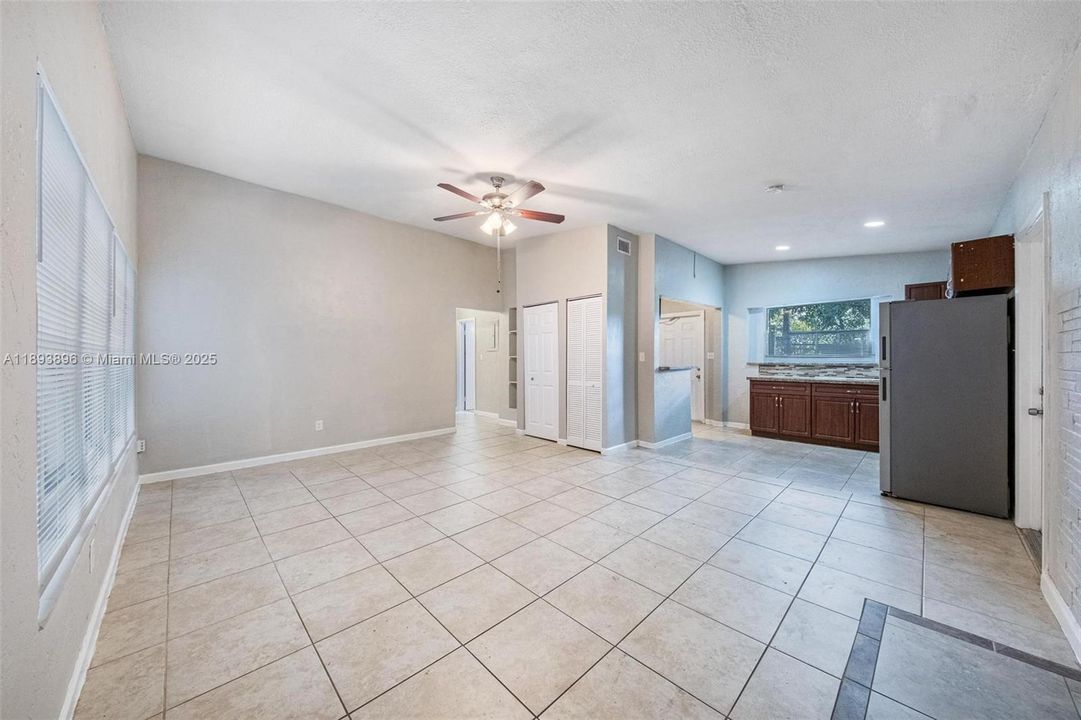 Недавно продано: $379,000 (3 спален, 2 ванн, 1000 Квадратных фут)