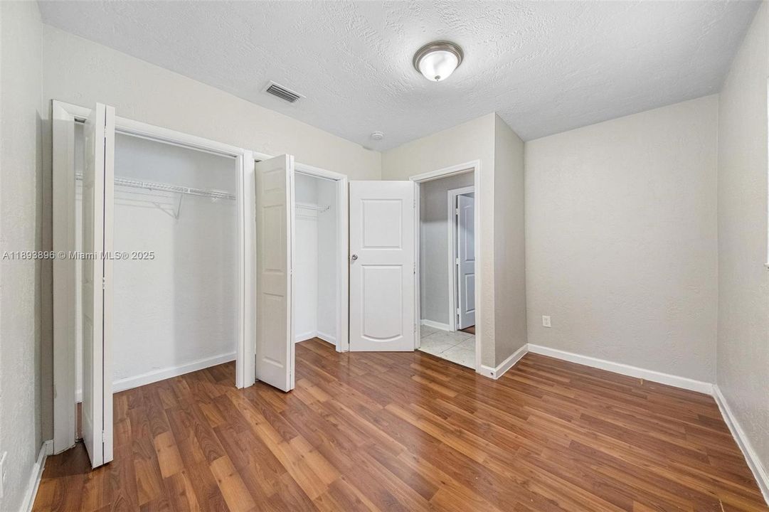 Недавно продано: $379,000 (3 спален, 2 ванн, 1000 Квадратных фут)